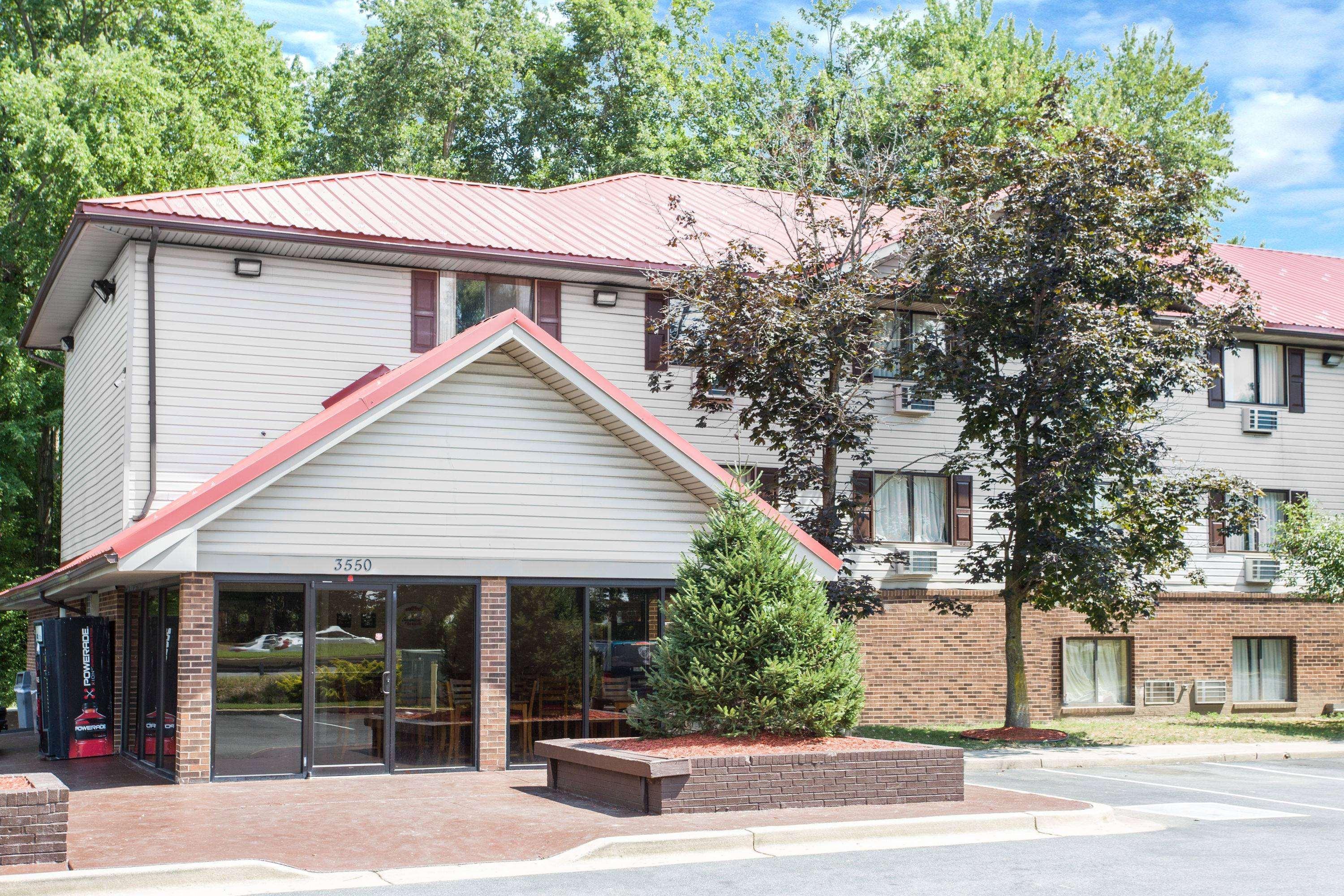 Super 8 By Wyndham Waldorf Motel Buitenkant foto