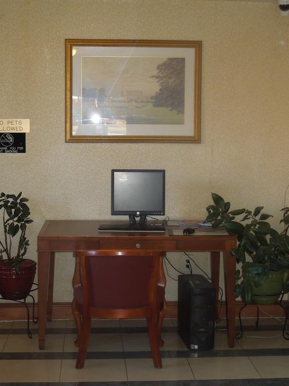 Super 8 By Wyndham Waldorf Motel Buitenkant foto
