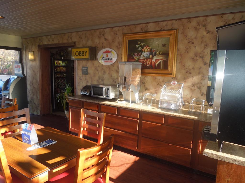 Super 8 By Wyndham Waldorf Motel Buitenkant foto