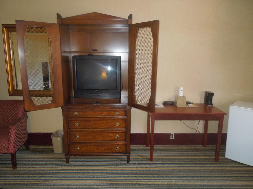 Super 8 By Wyndham Waldorf Motel Buitenkant foto
