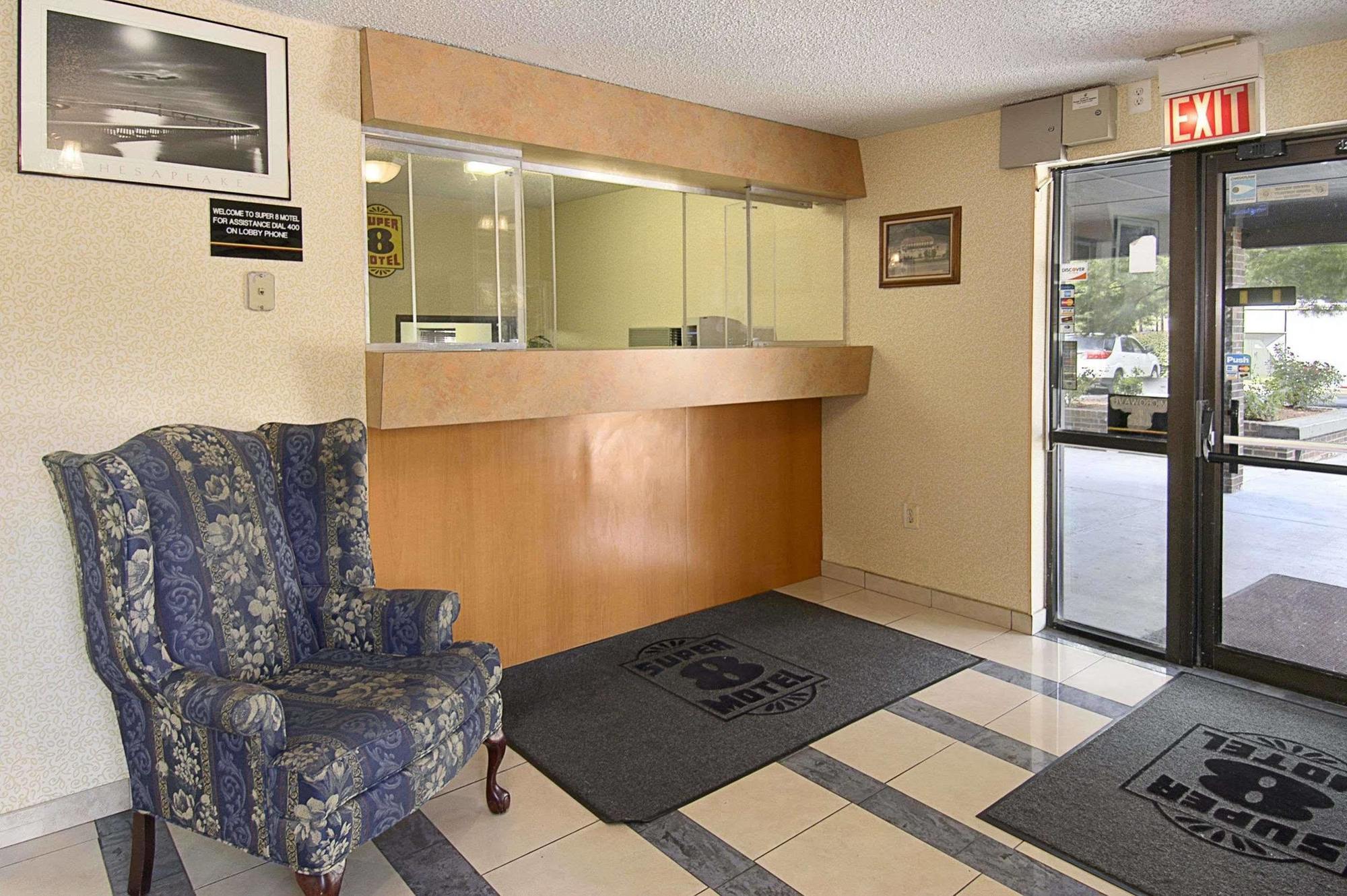 Super 8 By Wyndham Waldorf Motel Buitenkant foto