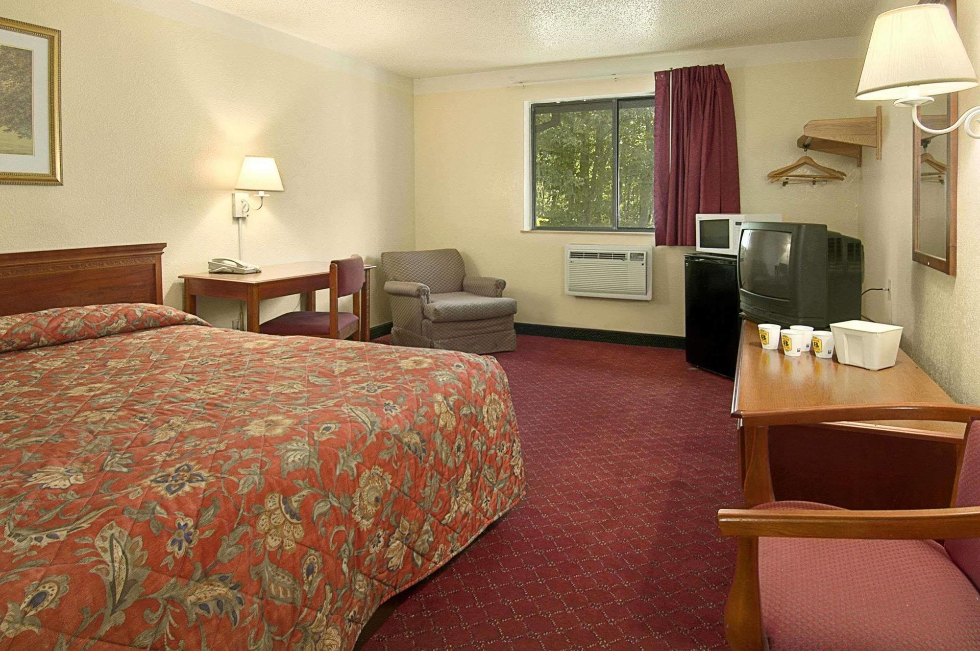 Super 8 By Wyndham Waldorf Motel Buitenkant foto